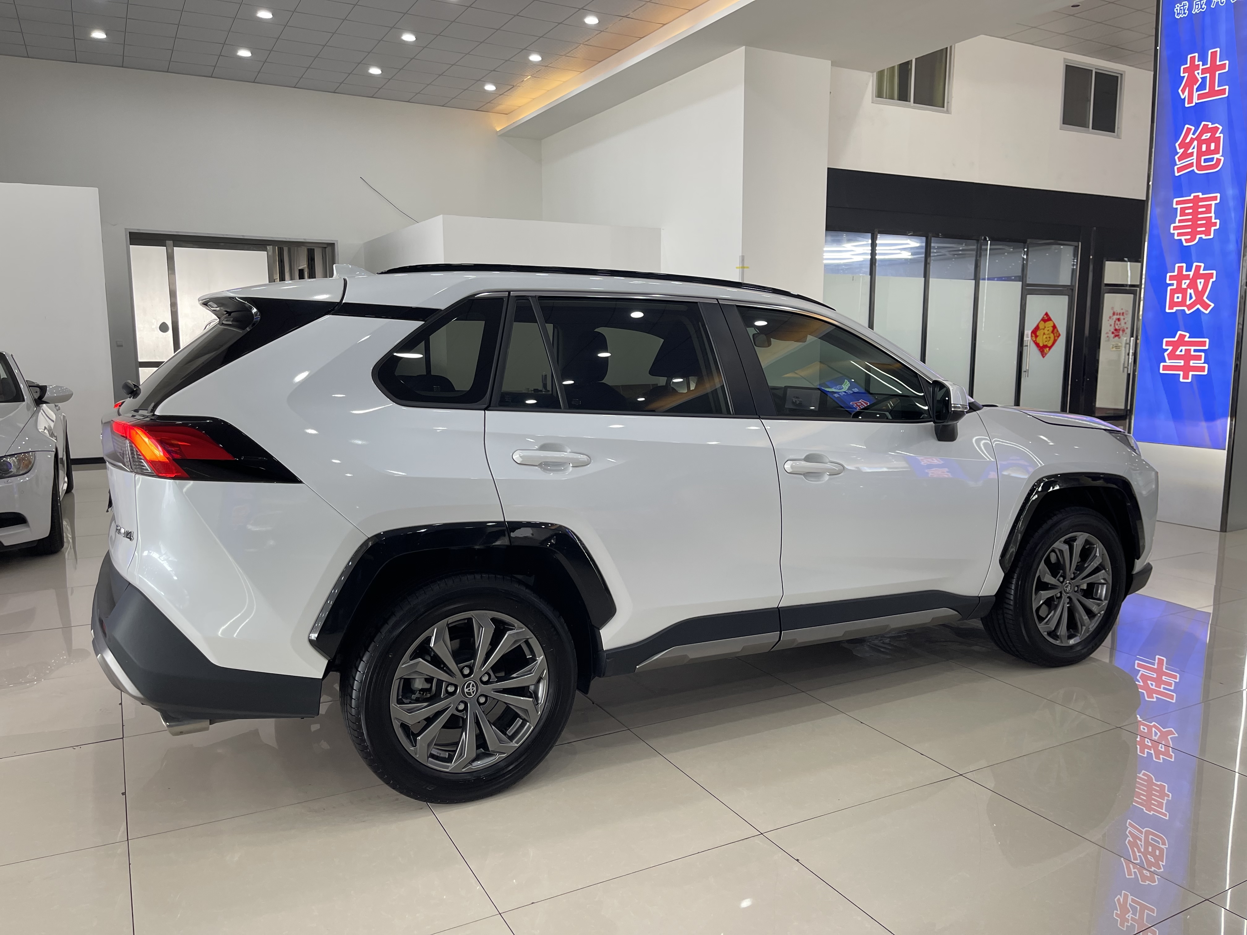 Toyota RAV4 2025 car image #4