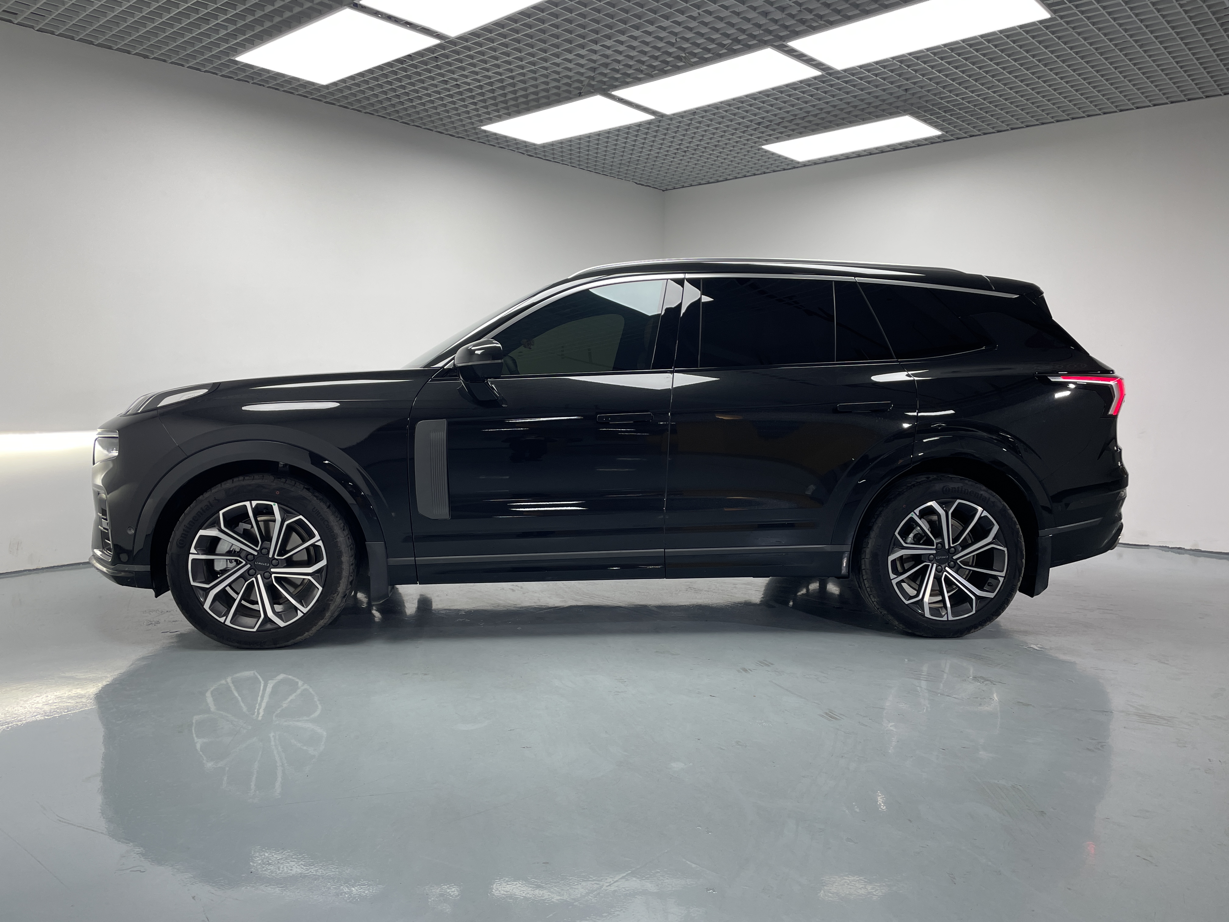 Lynk & Co 09 2025 car image #4