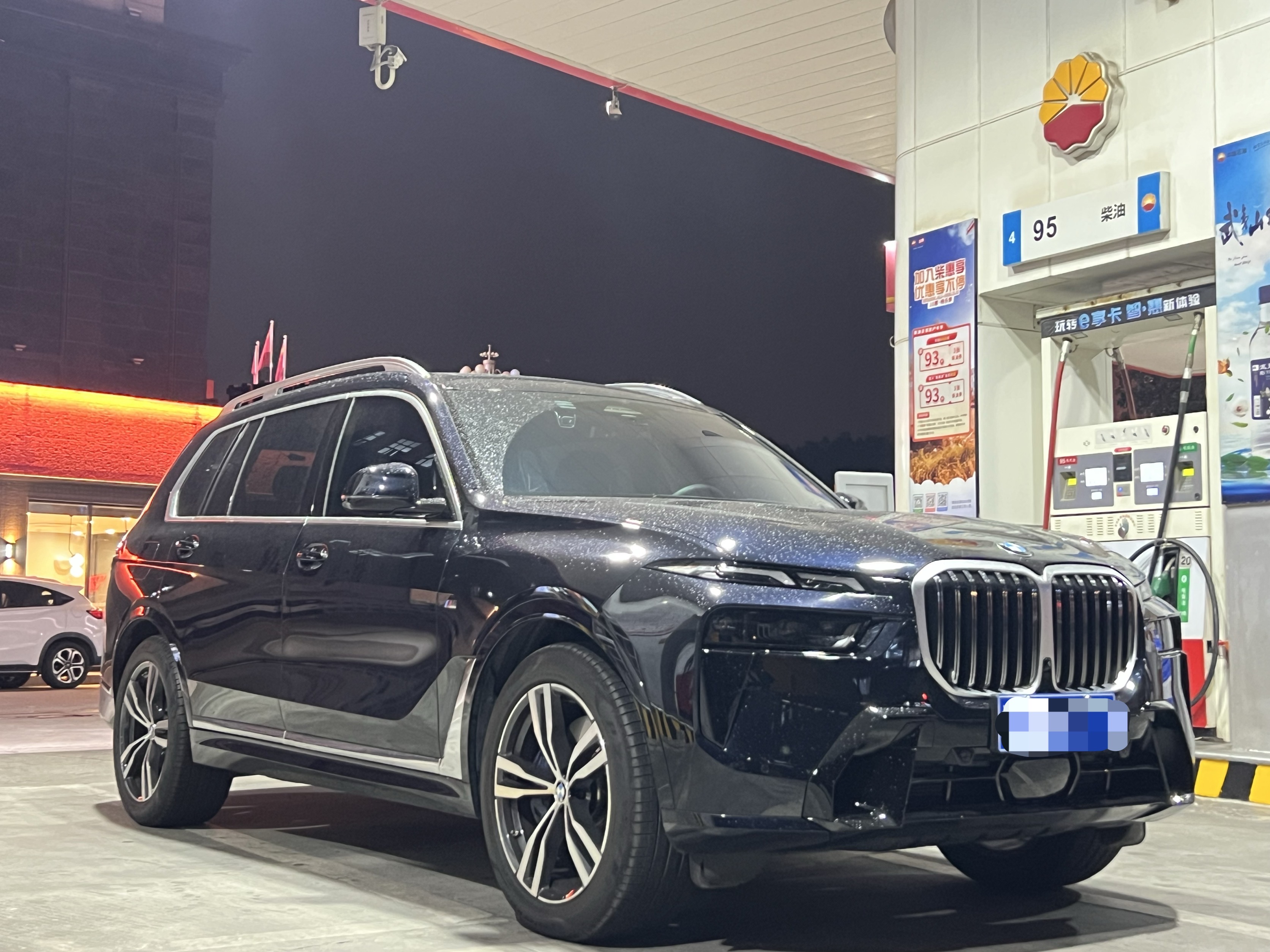 BMW X7 M60i 2025 #4 BMW X7 M60i 2025 car image #4