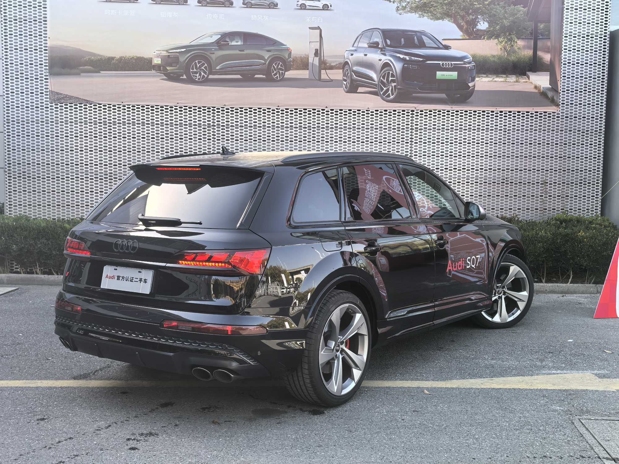 Audi SQ7 2024 car image #4