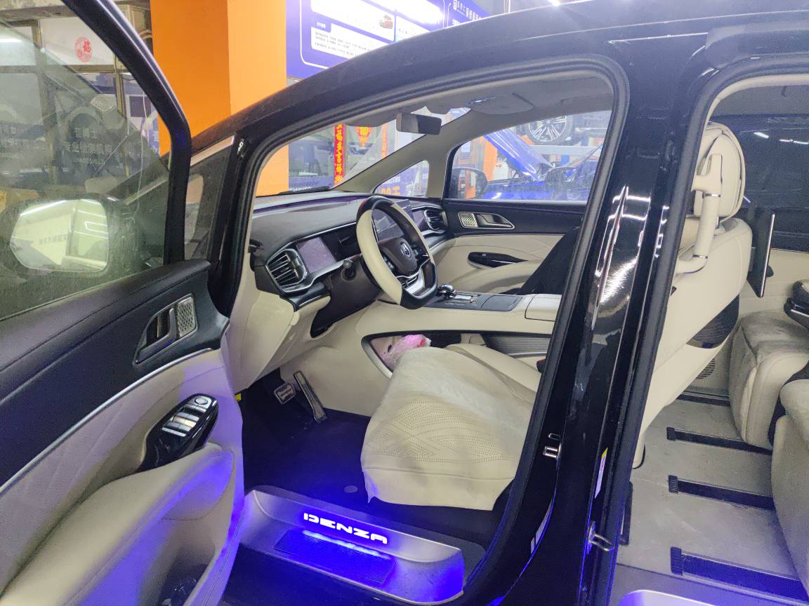 Denza D9 2025 صورة سيارة #4
