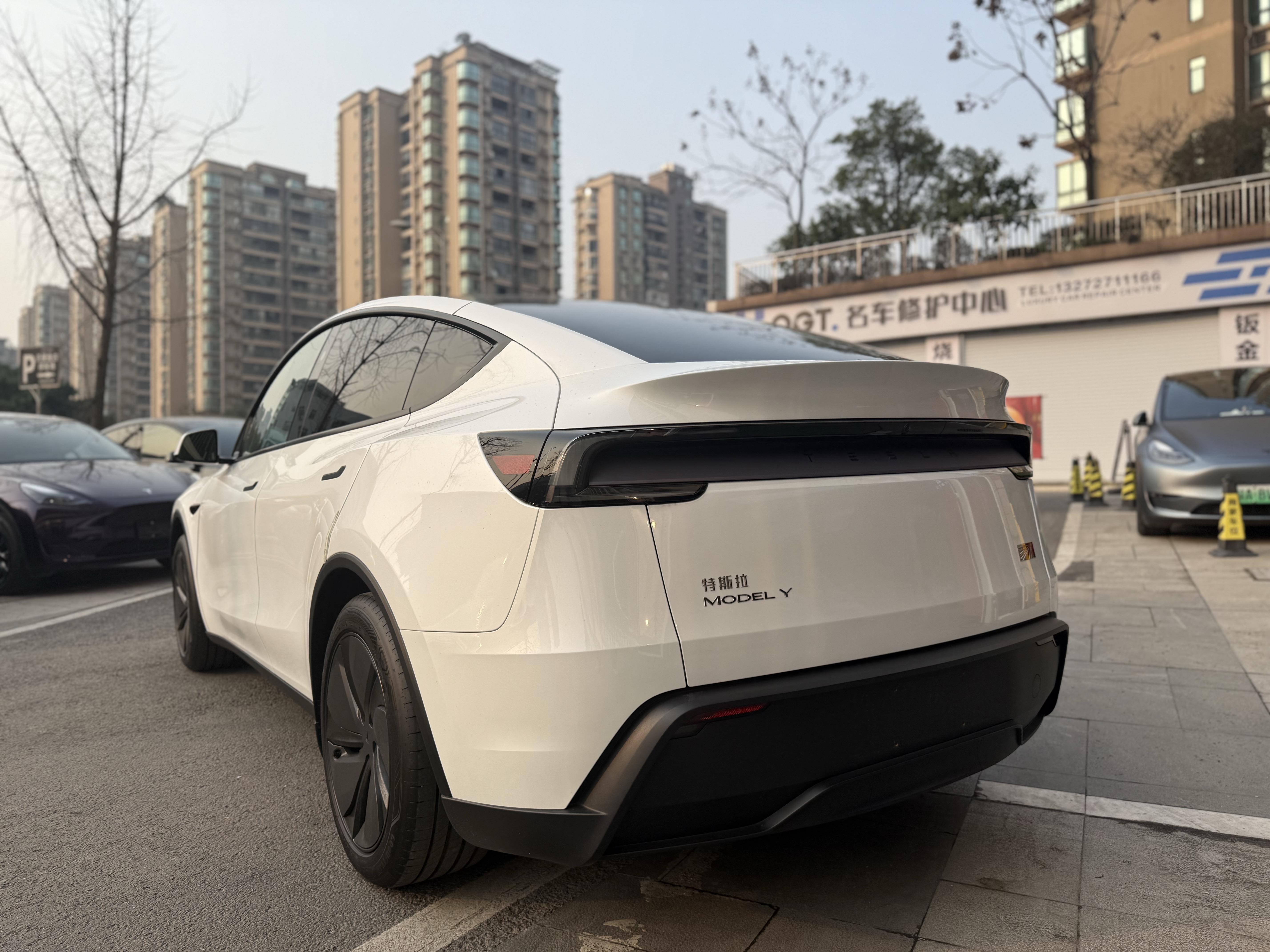 Tesla Model Y 2025 #4 Tesla Model Y 2025 car image #4