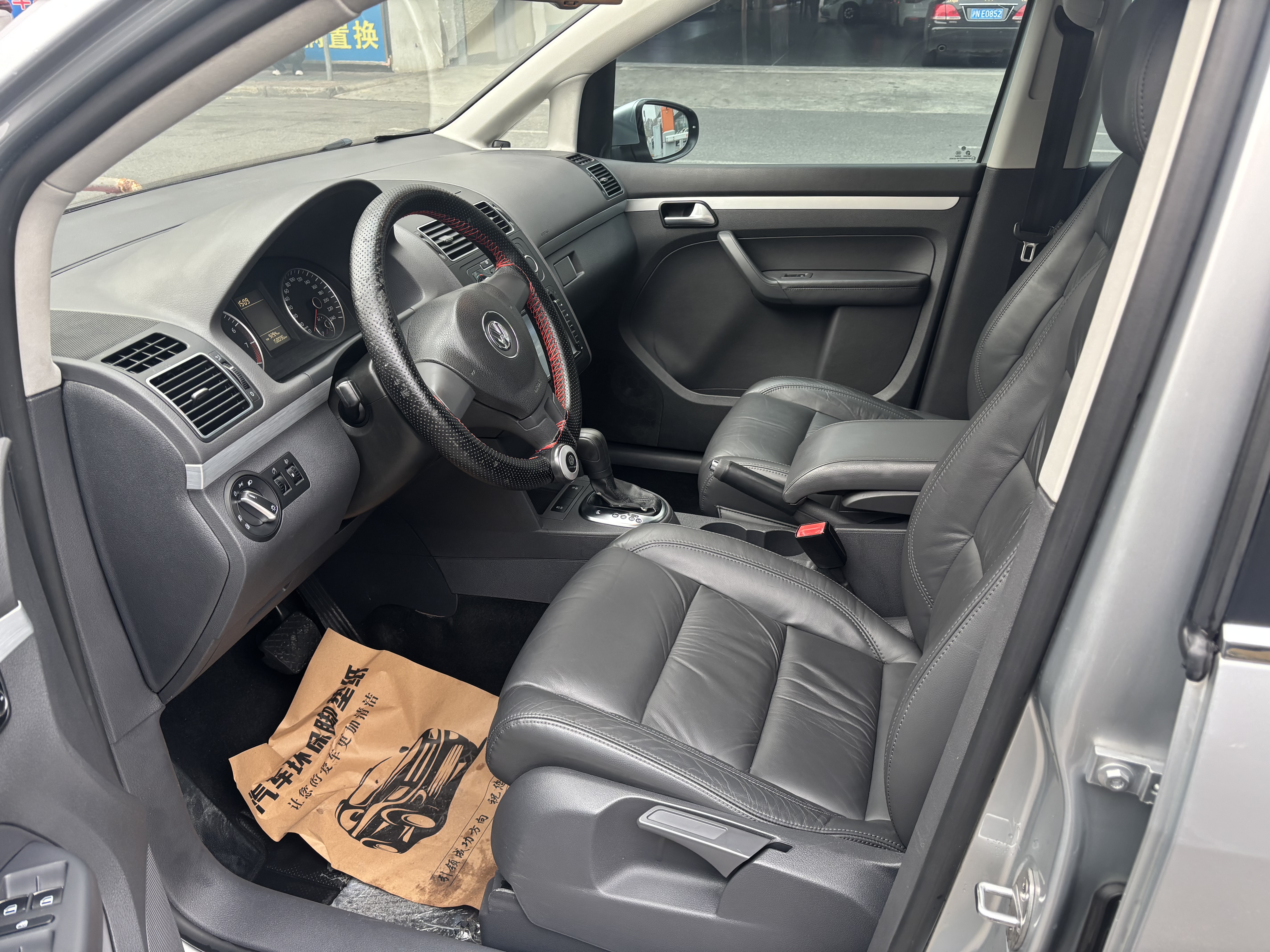 Volkswagen Touran 2015 car image #4