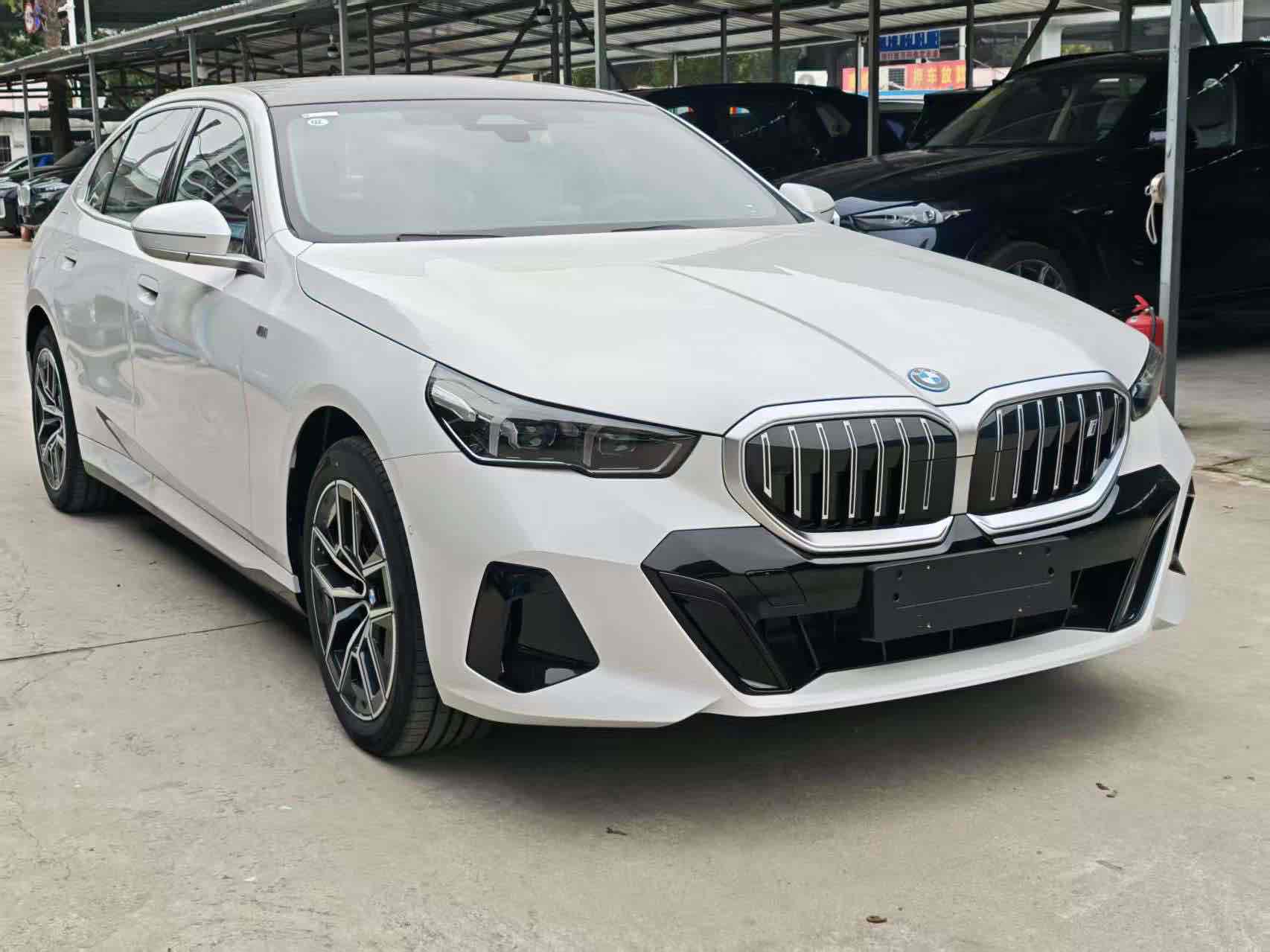 BMW i5 M60 2025 #4 BMW i5 M60 2025 car image #4