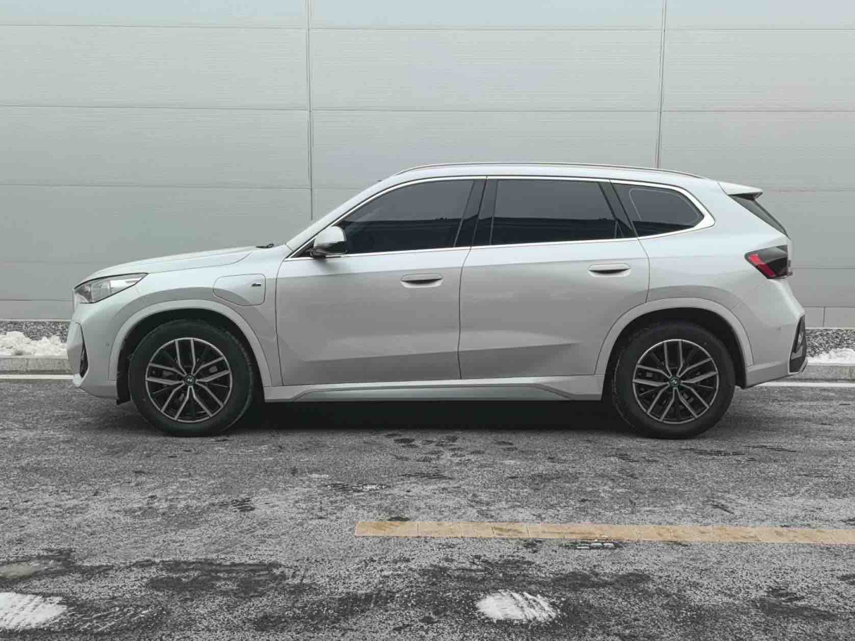 BMW iX1 2025 car image #4