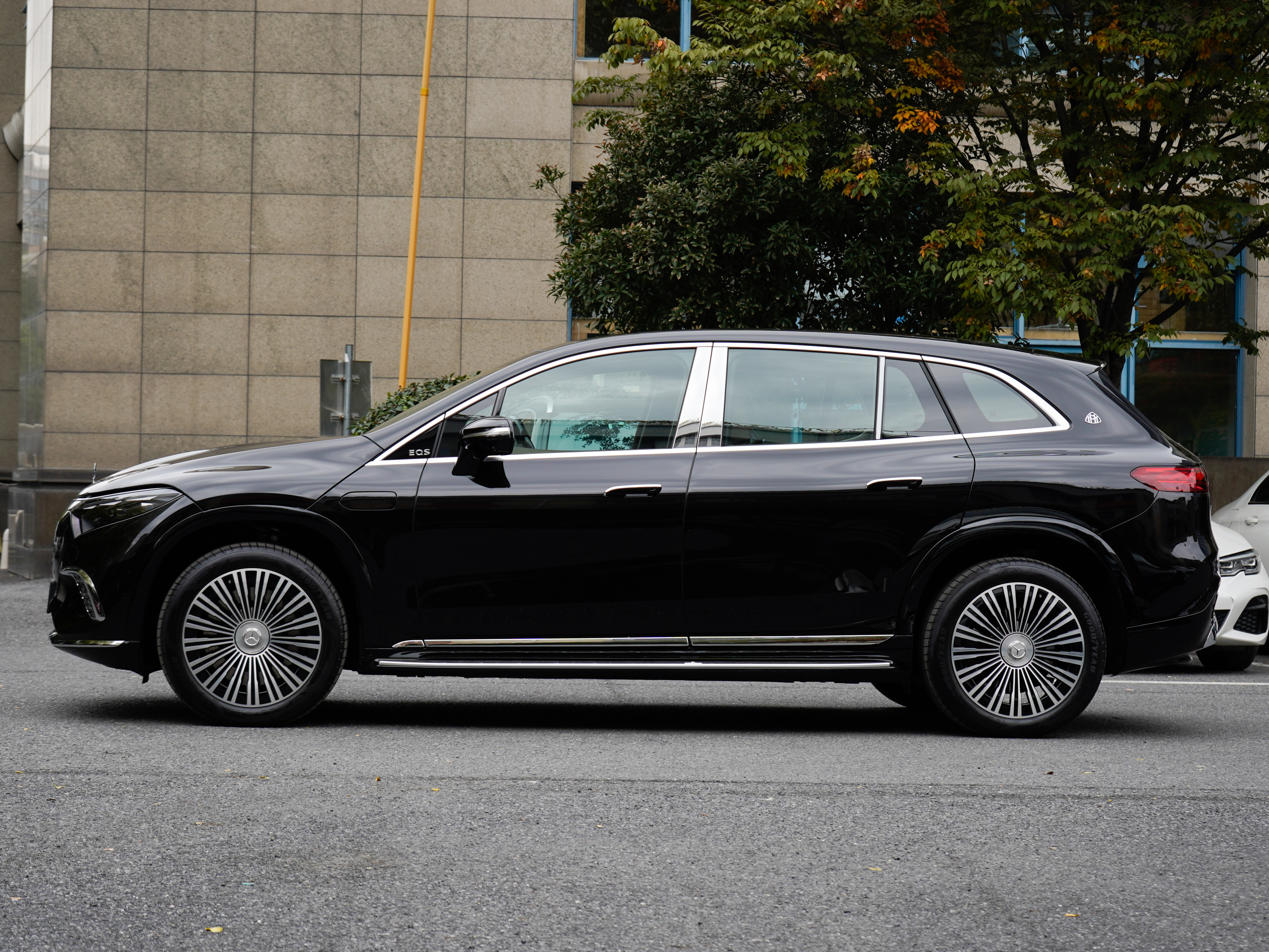 Mercedes-Benz MaybachEQS SUV 2025 car image #4