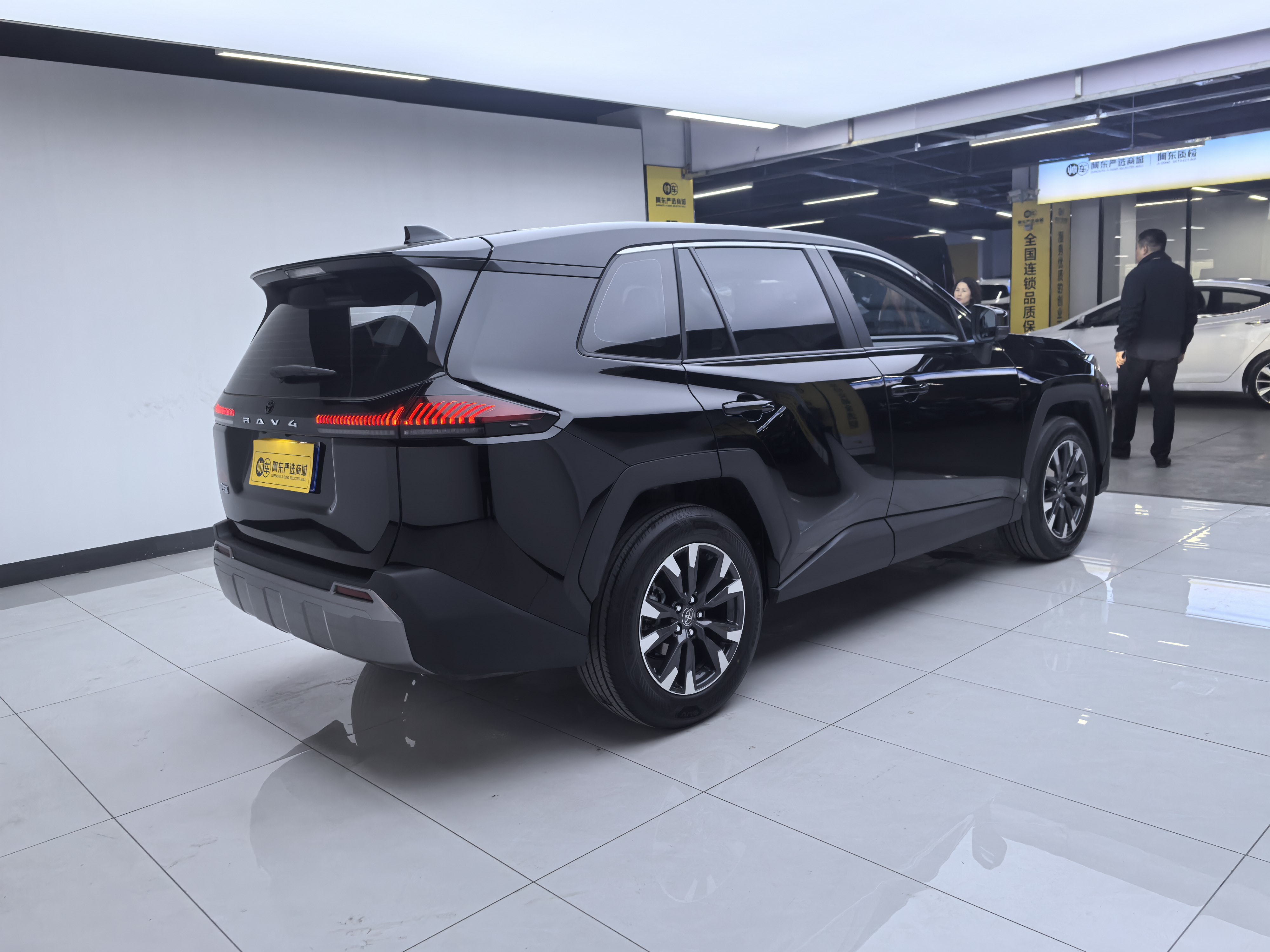 Toyota RAV4 2026 car image #4