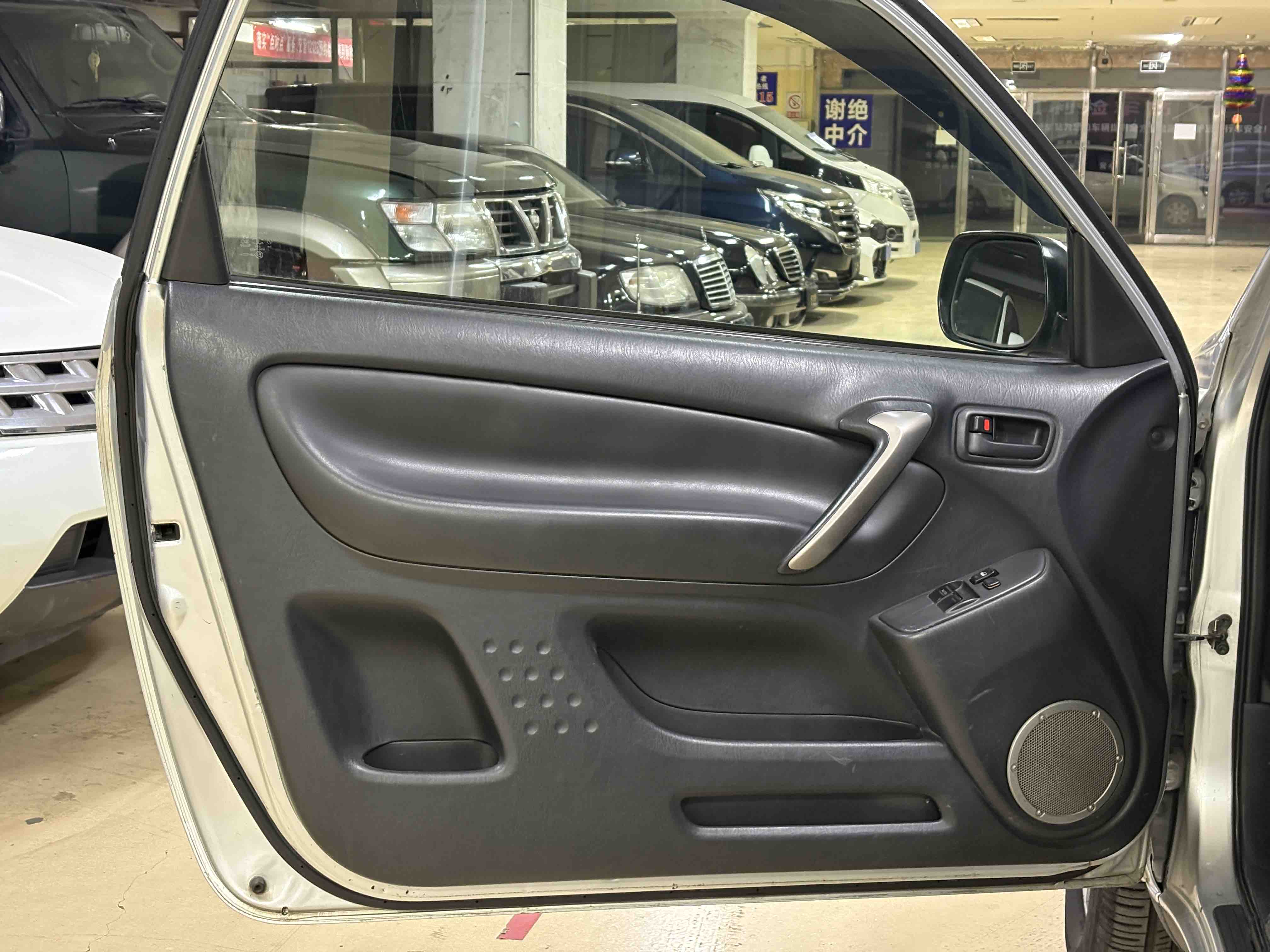 Toyota RAV4 (Imported) 2004 изображение автомобиля #4