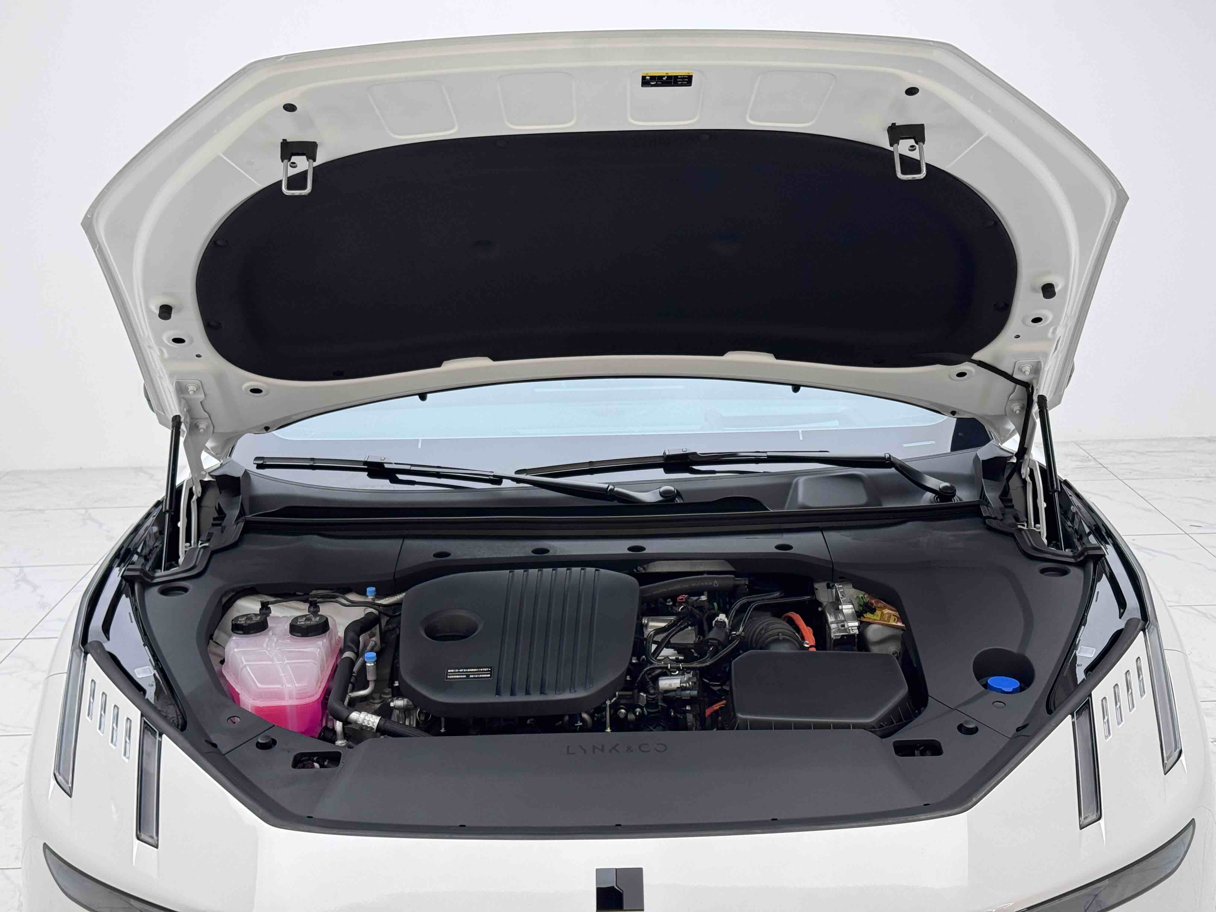 Lynk & Co 10 EM-P 2025 #4 Lynk & Co 10 EM-P 2025 car image #4
