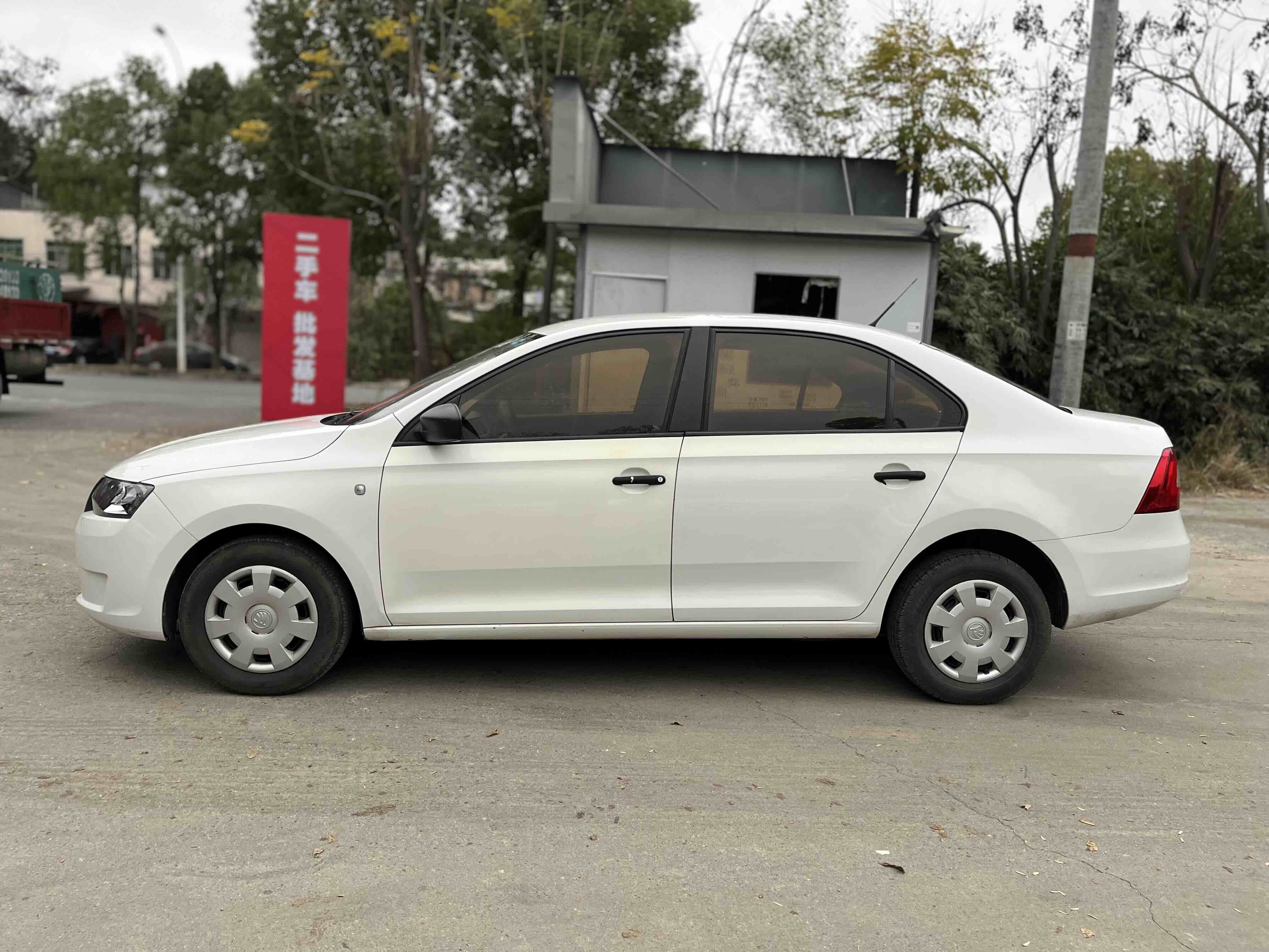 Skoda Rapid 2018 car image #4