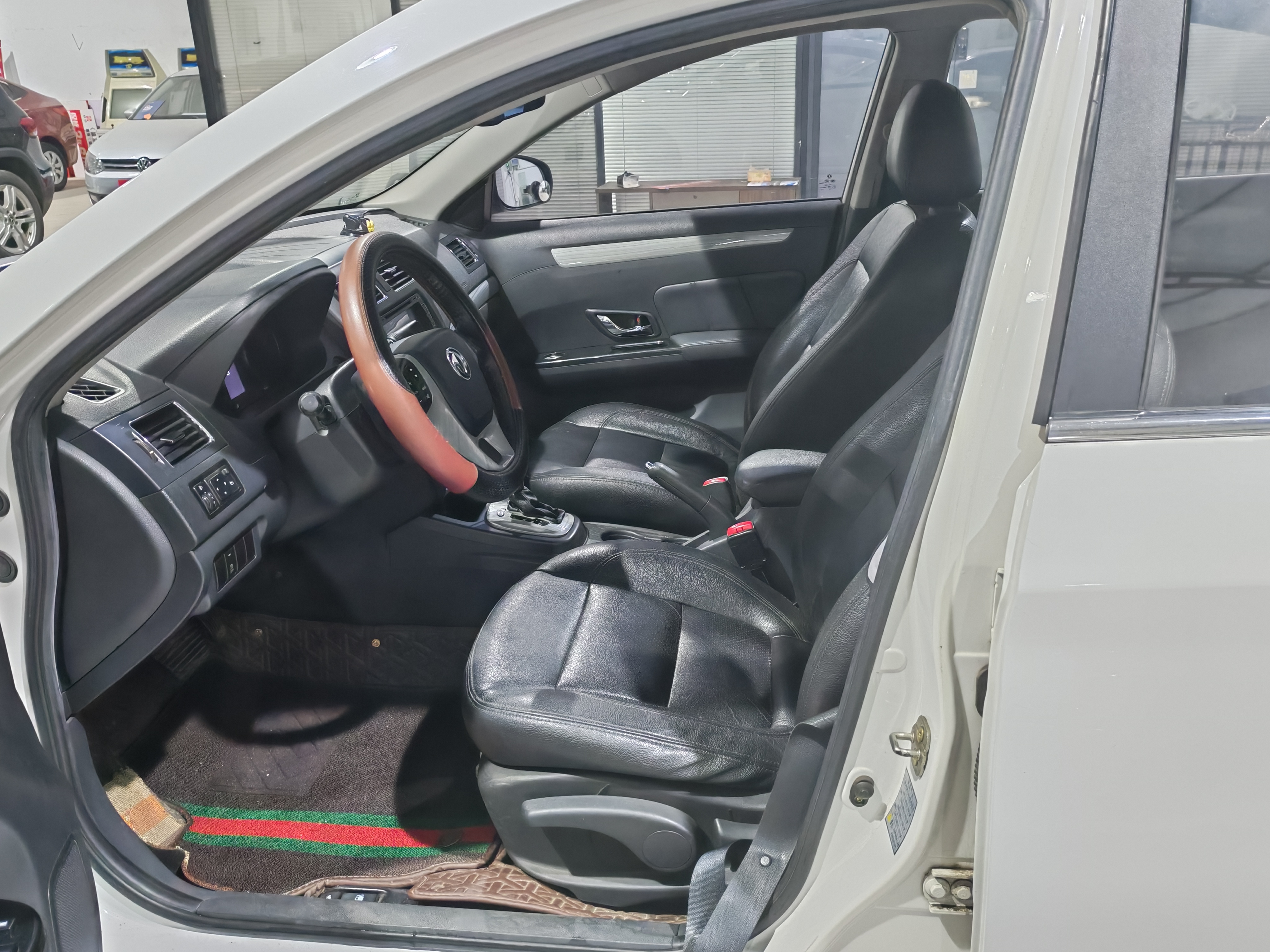 Forthing JOYEAR S50 2015 #4 Forthing JOYEAR S50 2015 immagine di auto #4