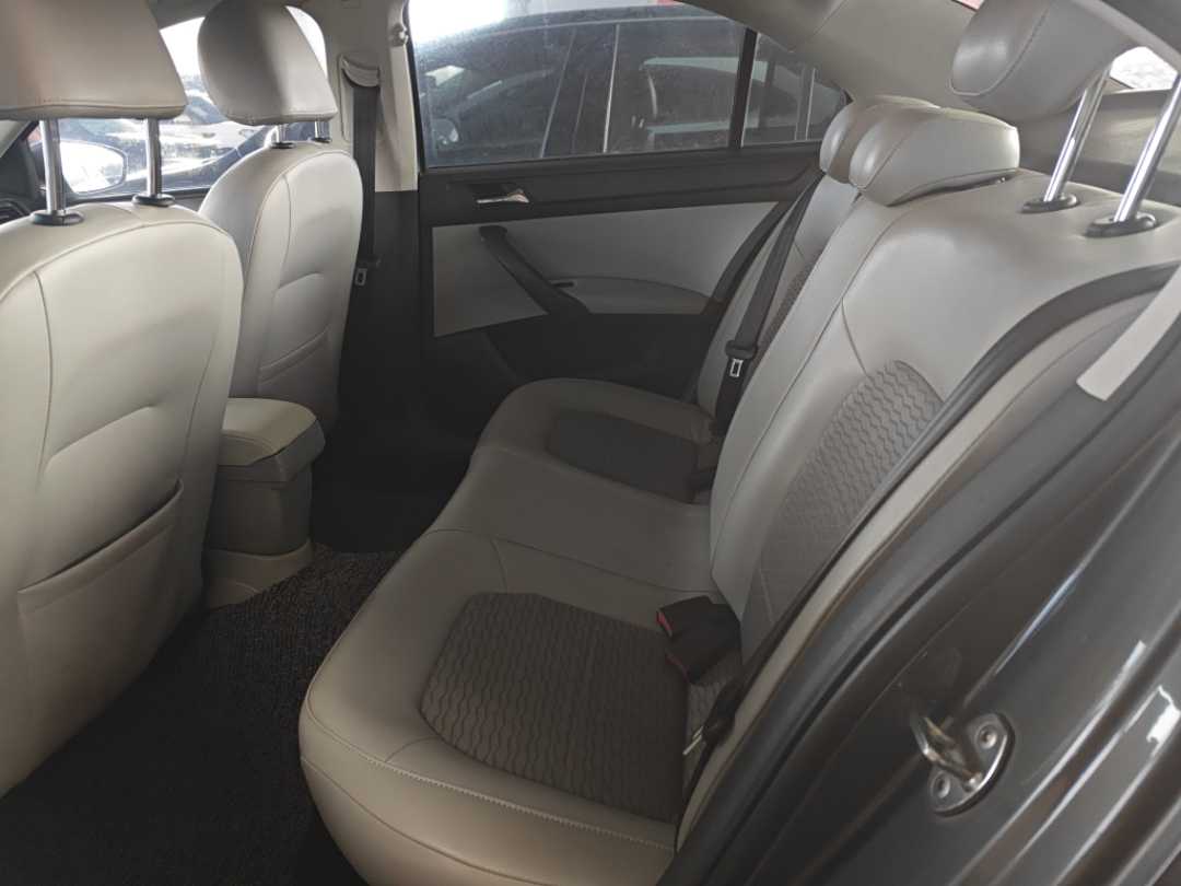 Skoda Rapid 2015 car image #4