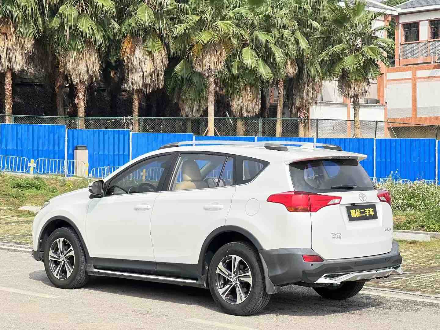 Toyota RAV4 2015 immagine di auto #4