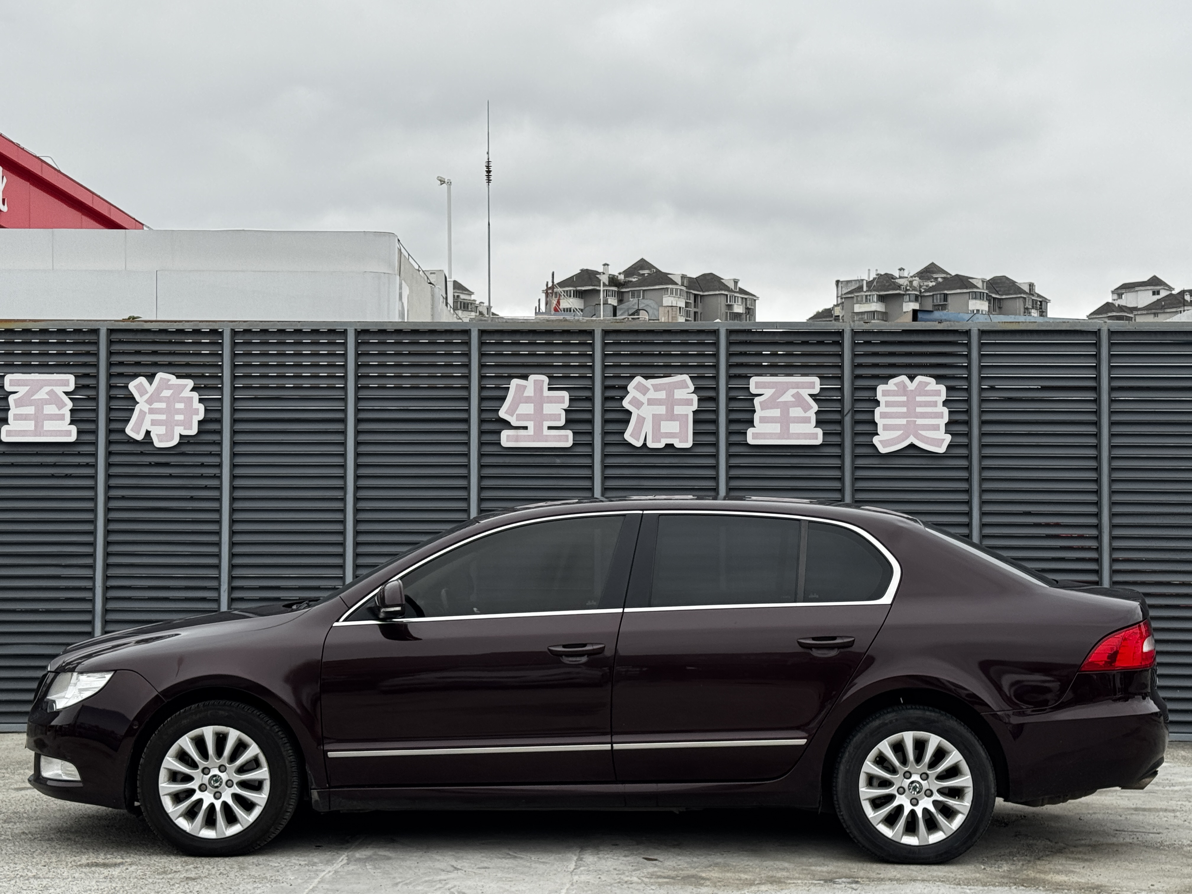 Skoda Superb 2011 car image #4