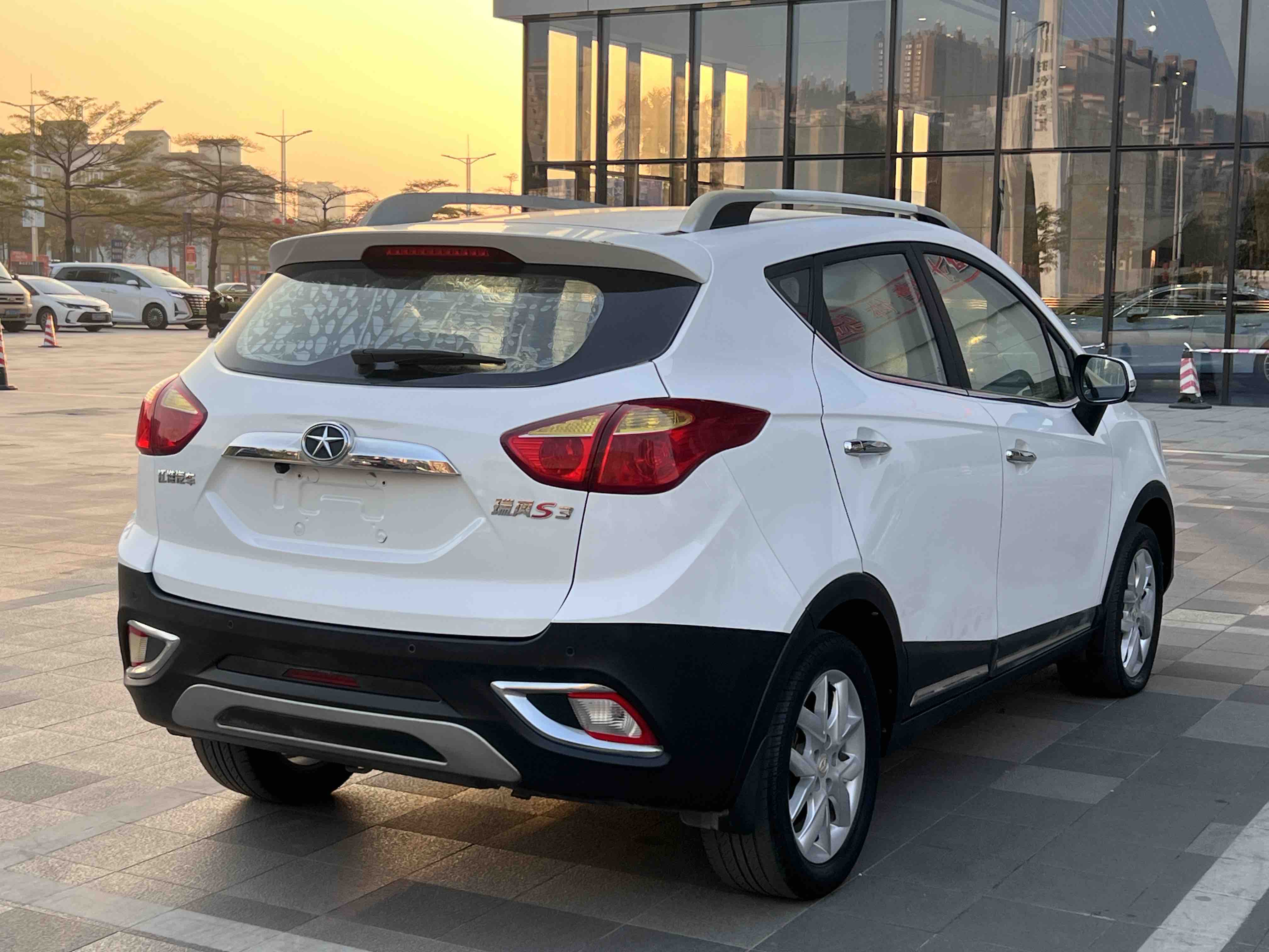 JAC 2015 #4 JAC 2015 car image #4