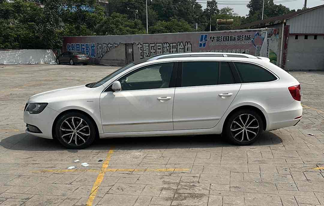 Skoda Superb Combi 2014 car image #4