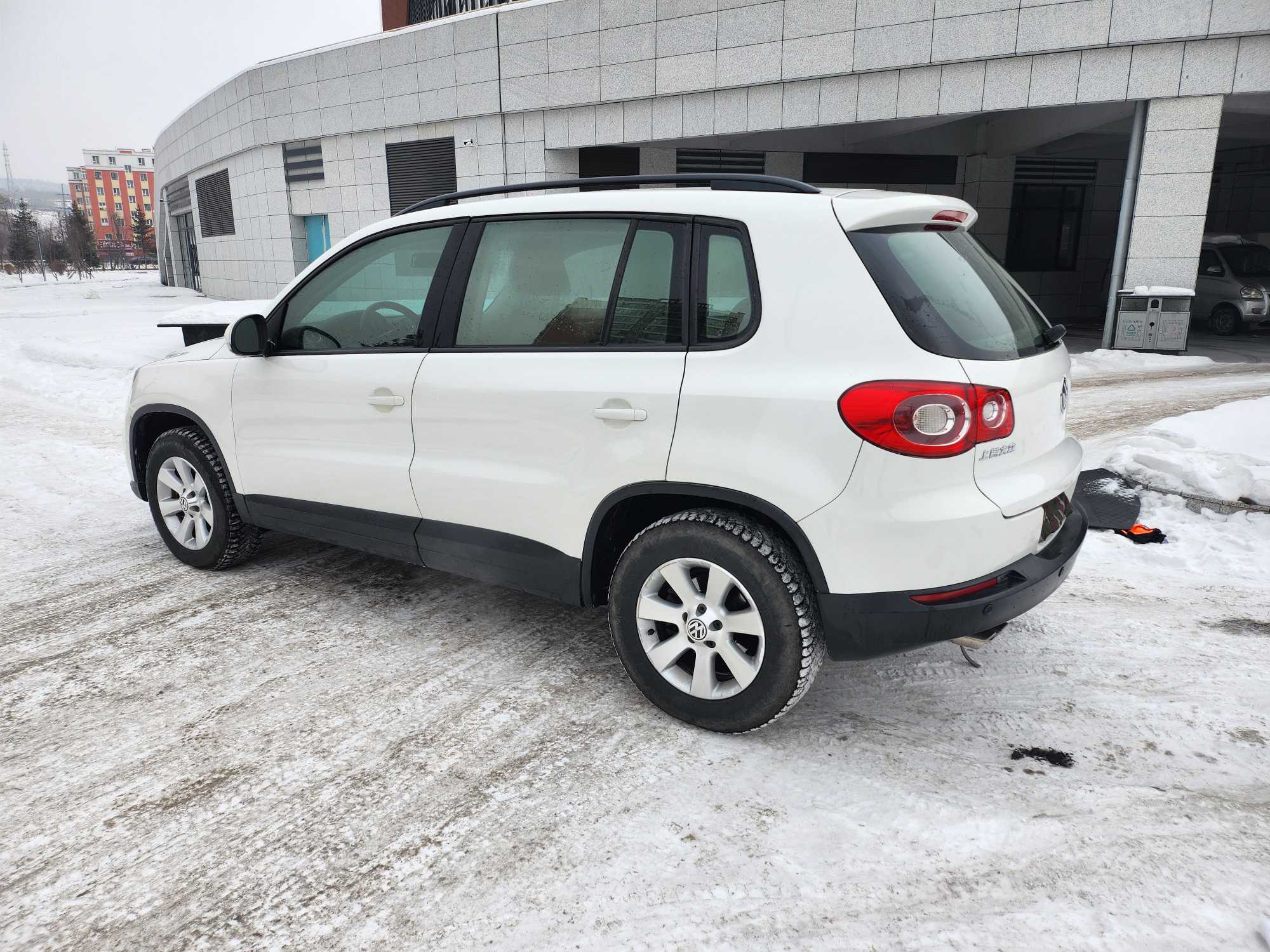 Volkswagen Tiguan 2011 car image #4