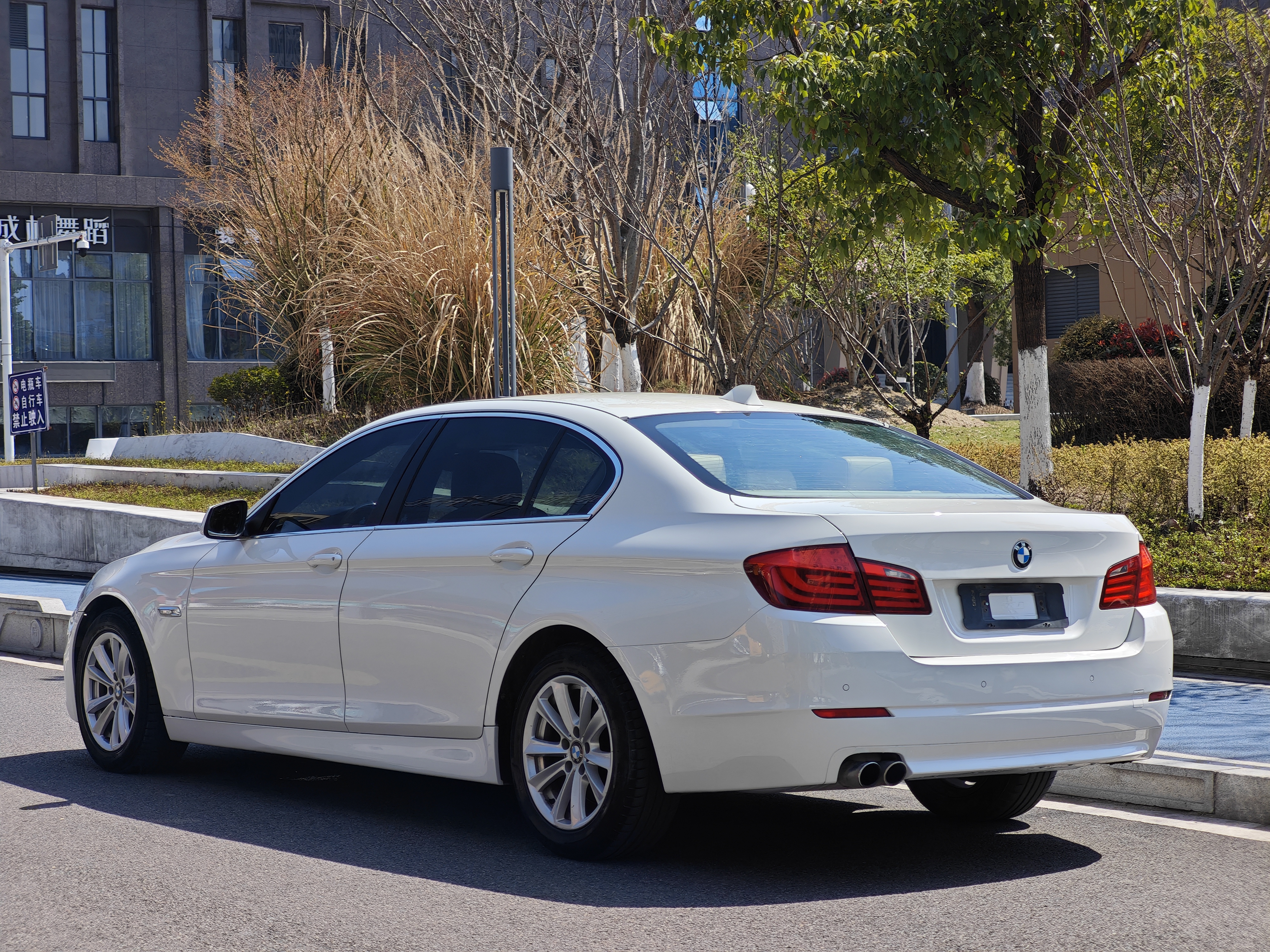 BMW 5 Series 2011 #4 BMW 5 Series 2011 car image #4