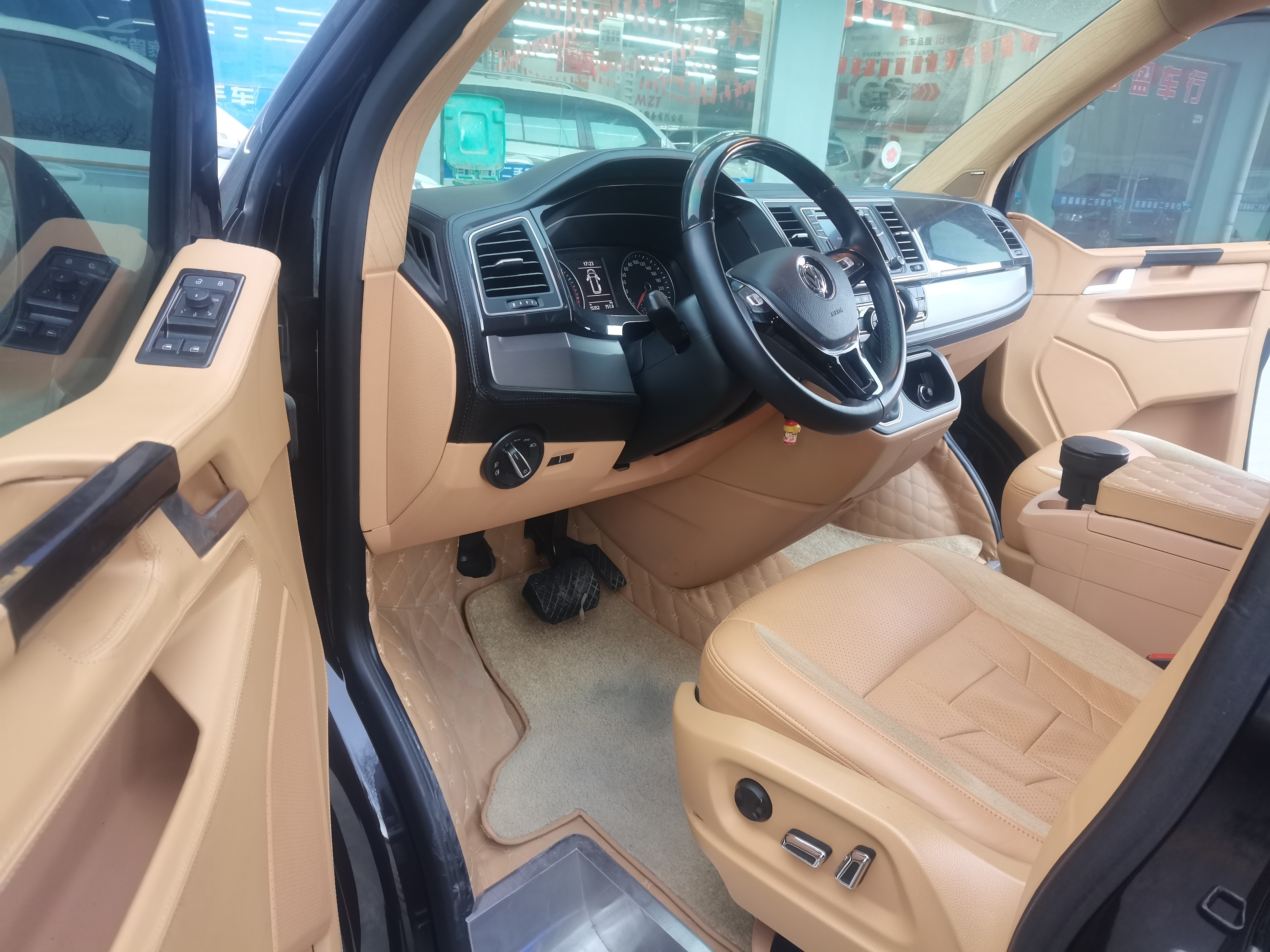 Volkswagen Caravelle 2018 immagine di auto #4