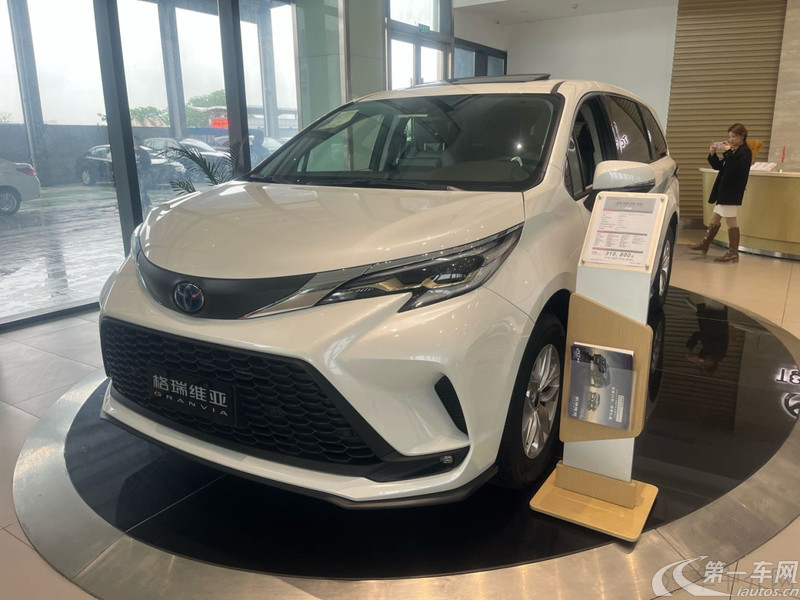 Toyota Granvia 2024 car image #4