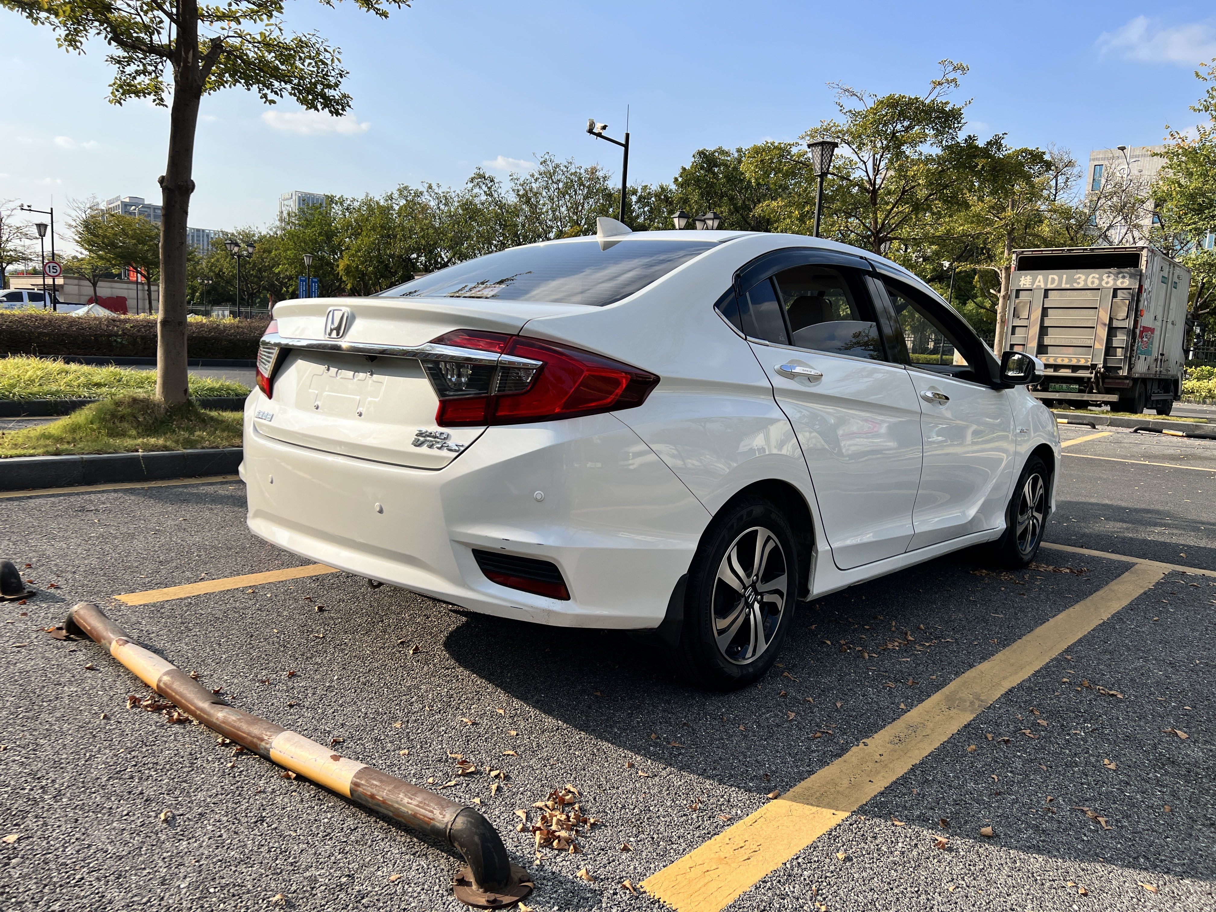 Honda Greiz 2016 #4 Honda Greiz 2016 car image #4