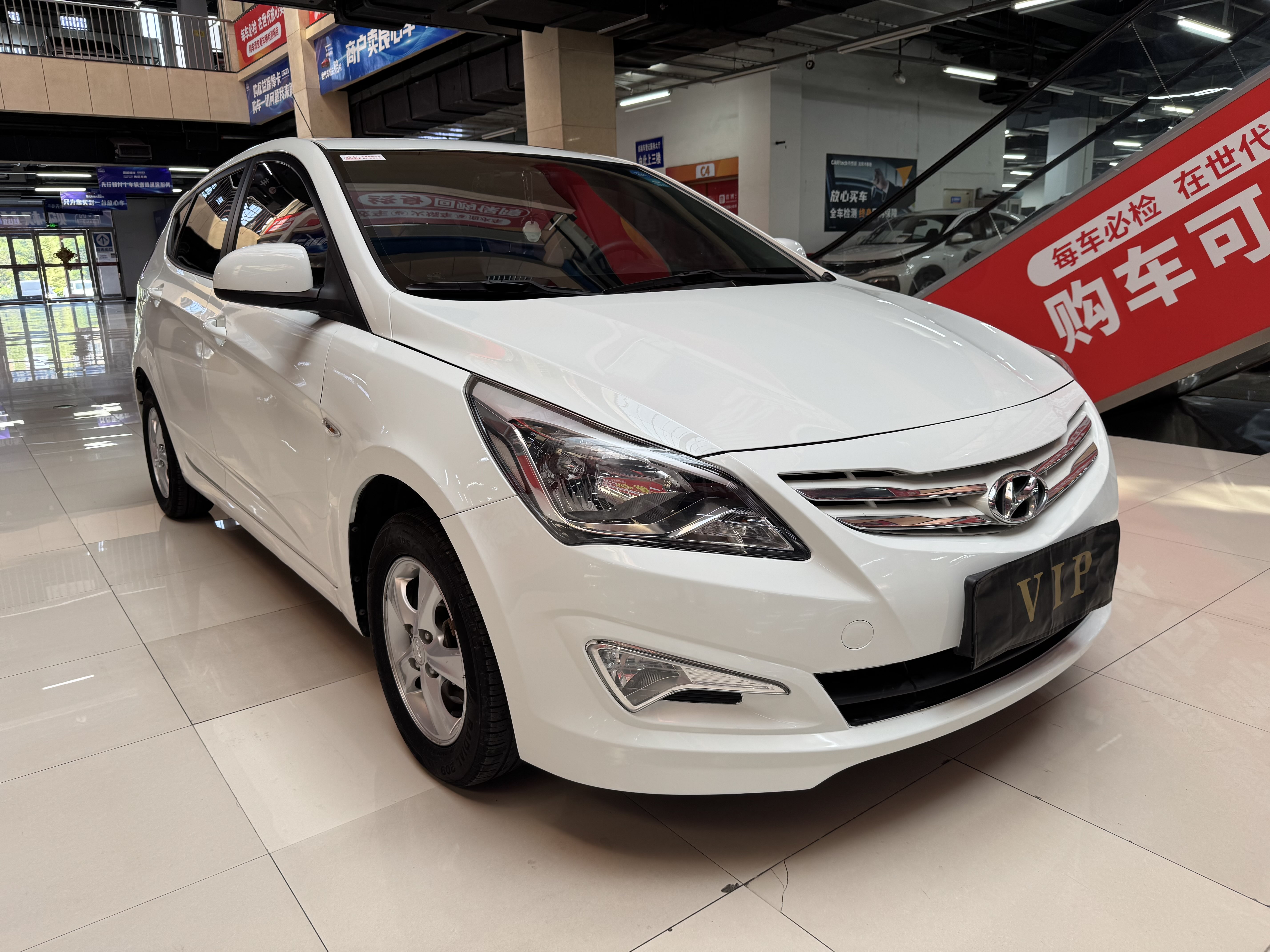 Hyundai Reina Hatchback 2015 car image #4