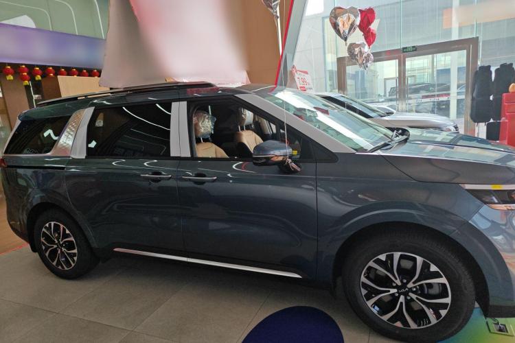 Kia Carnival изображение автомобиля #4