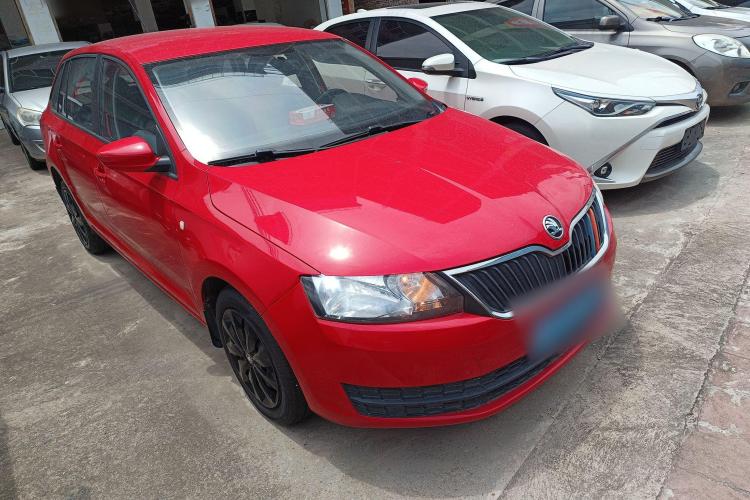 Skoda Rapid Spaceback 2015 car image #4