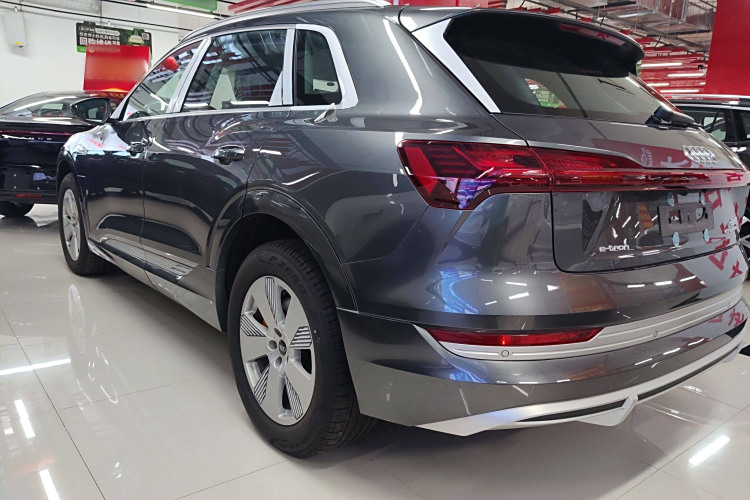 Audi e-tron #4 Audi e-tron car image #4