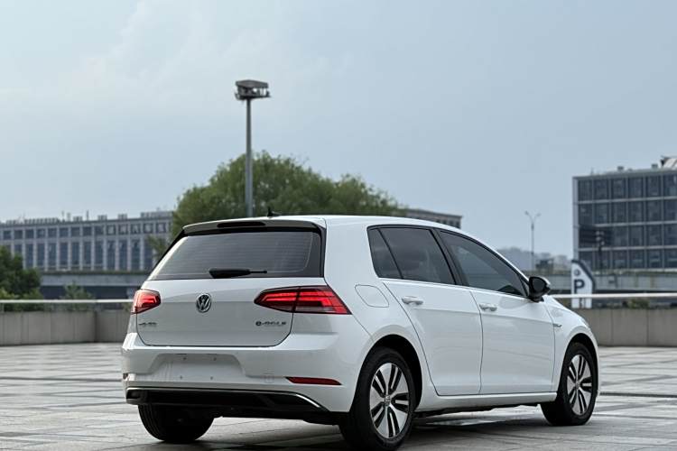 Volkswagen Golf Pure Electric 2020 car image #4