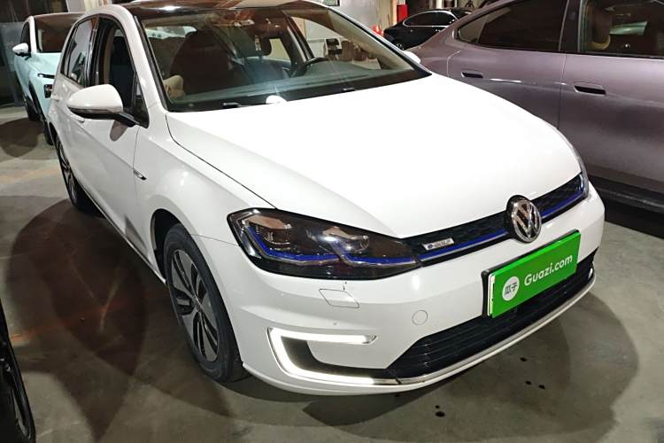 Volkswagen Golf Pure Electric 2020 car image #4