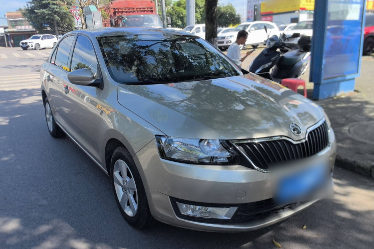 Skoda Rapid 2017 car image #4