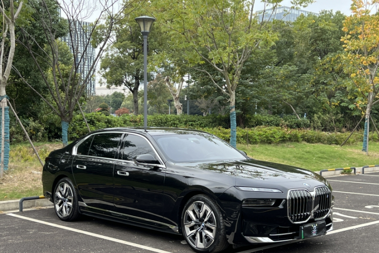 BMW i7 M70L 2024 car image #4