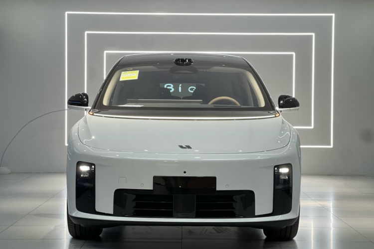 Li i8 2025 image de voiture #4