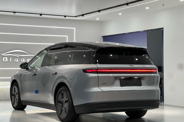 Li i8 2025 image de voiture #4