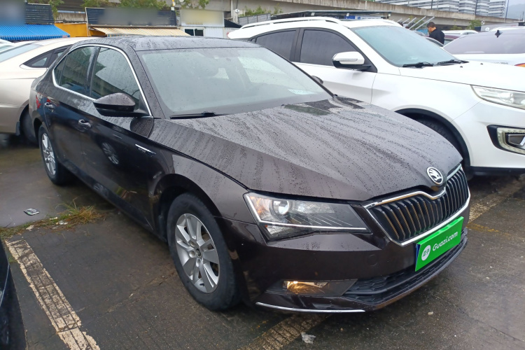 Skoda Superb 2018 car image #4