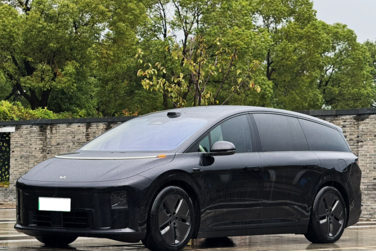 Li i8 2025 image de voiture #4