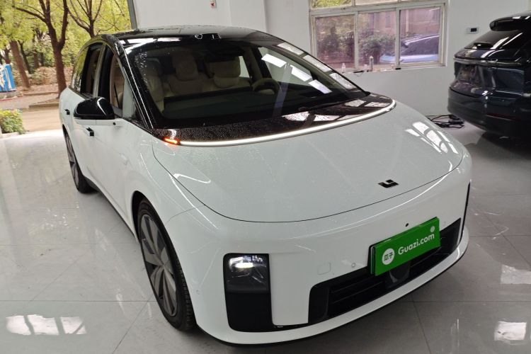 Li i8 2025 image de voiture #4