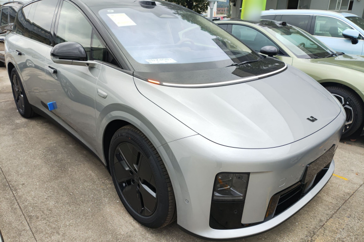 Li i8 2025 image de voiture #4