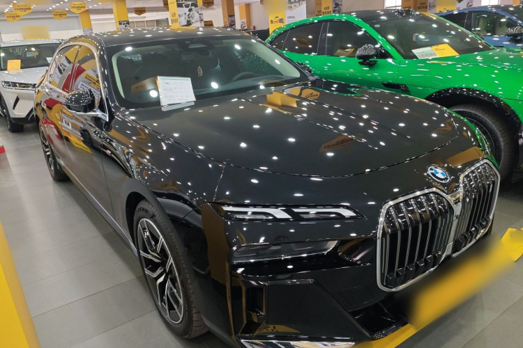 BMW i7 M70L 2024 car image #4