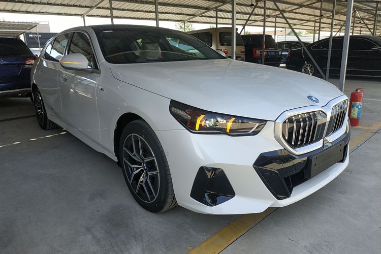 BMW i5 M60 2025 #4 BMW i5 M60 2025 car image #4