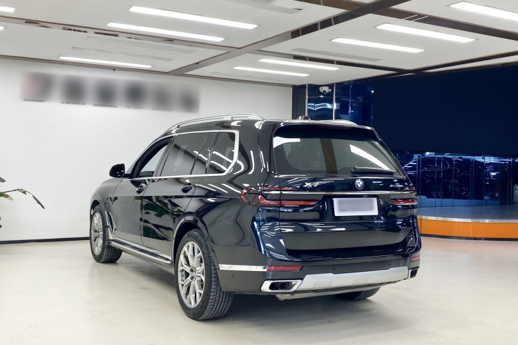 BMW X7 M60i 2024 car image #4
