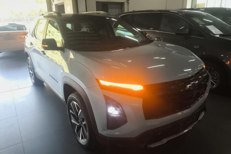 Chevrolet Equinox Plus 2025 car image #4