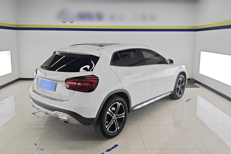 Mercedes-Benz GLA Class 2018 car image #4