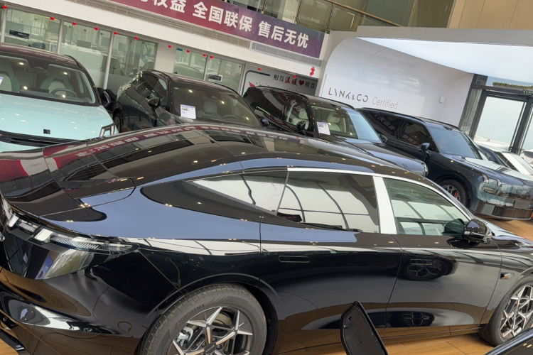 Lynk & Co #4 Lynk & Co immagine di auto #4