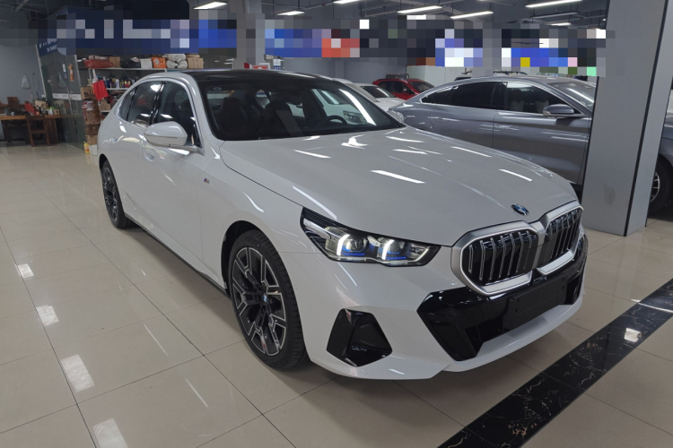 BMW 5 Series 2025 #4 BMW 5 Series 2025 car image #4