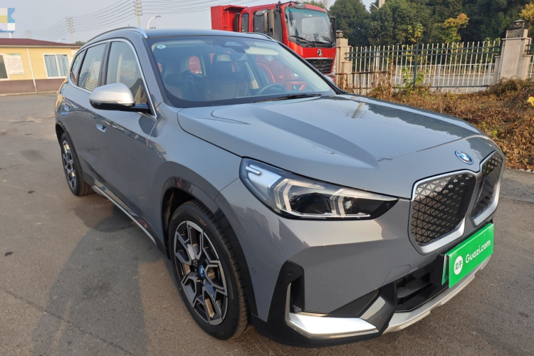 BMW iX1 2023 car image #4