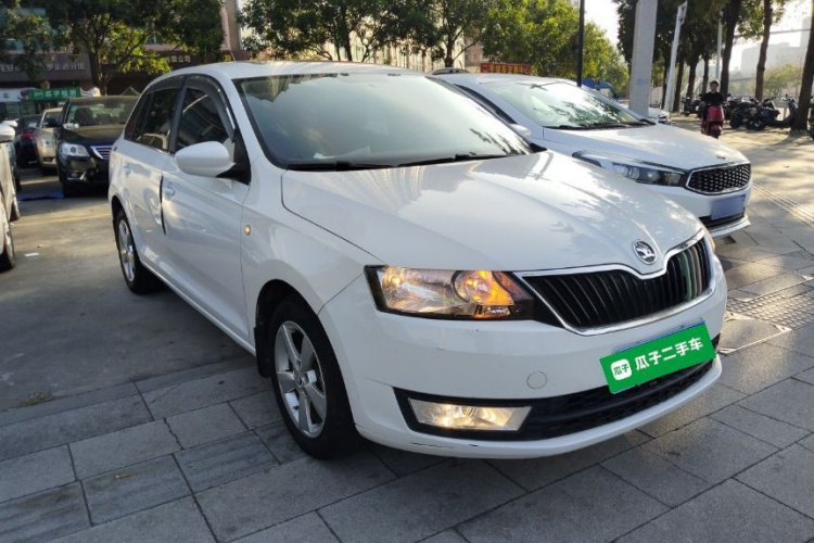 Skoda Rapid Spaceback 2017 car image #4