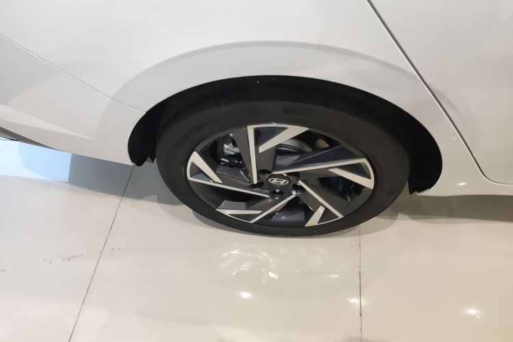 Hyundai Elantra 2025 car image #4
