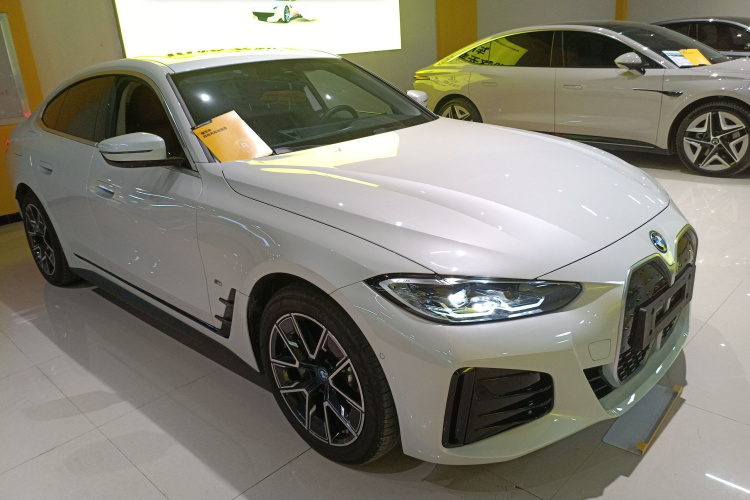 BMW i4 2025 car image #4